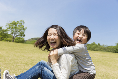  <br title='b11'>Mom and Child Playing